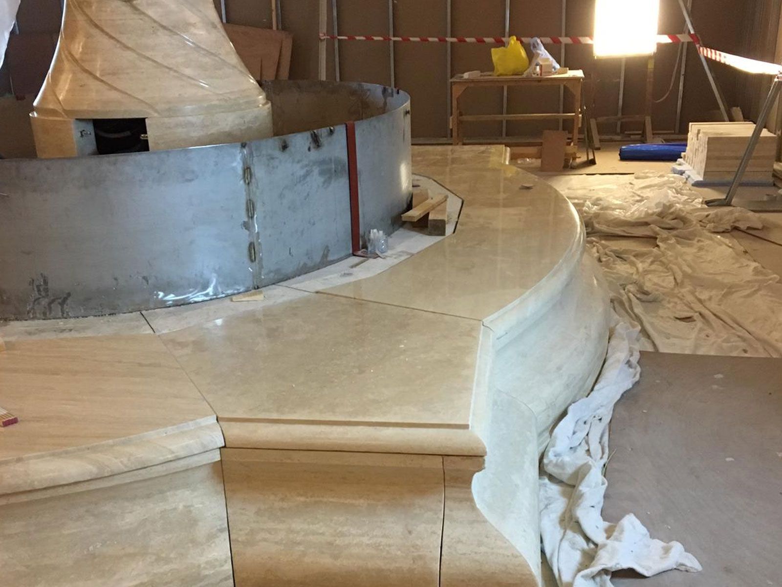 A detail of the assembly of the pedestal of the fountain in travertine