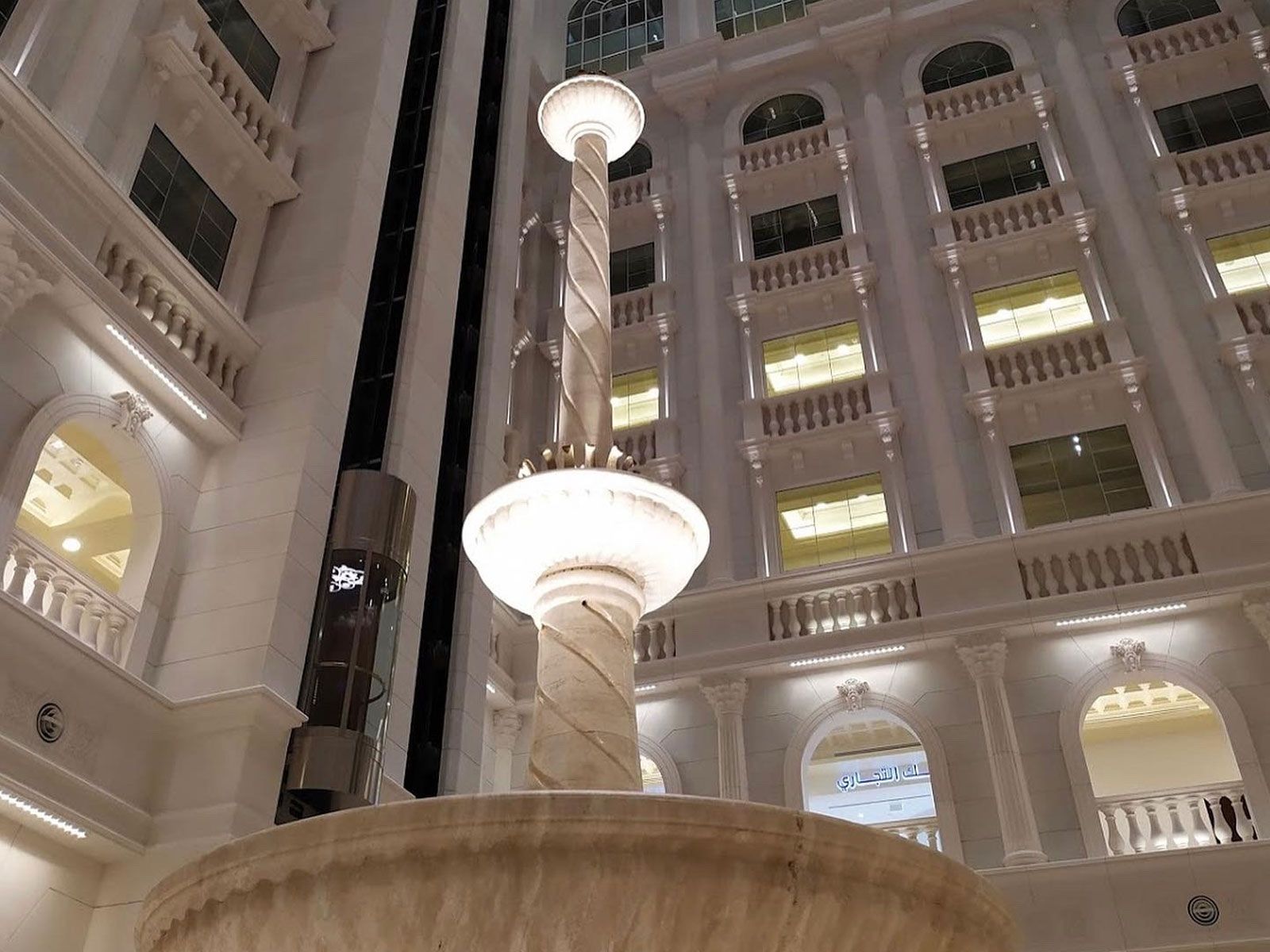 La fontana in travertino completata nella sua sede in Qatar